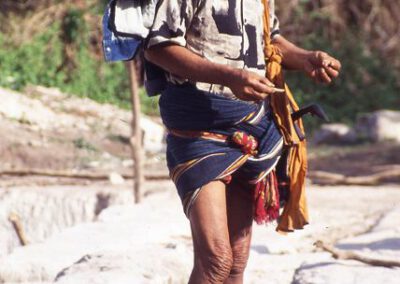 Sumba 1993, Wainyapu, beim Steineziehen