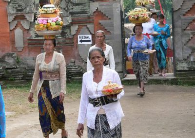 Bali 2006, Pejeng, Frauen mit Opfergaben
