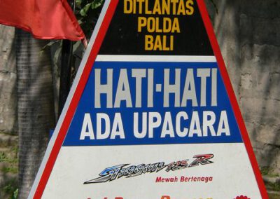 Bali 2006, Hati-Hati Ada Upacara