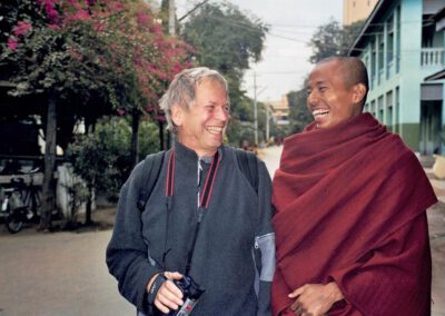 Burma 2001,2002, Mandalay, Peeter mit Mönch in der Ma Soe Taik Monastry