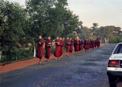 Burma 2001,2002, Mönche am Weg nach Kyaikhtiyo