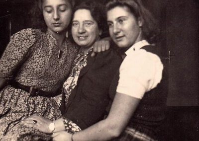 Julia Prosel mit ihren Töchtern Trude und Dorli