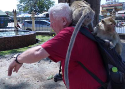 Thailand 2019, Lopburi, Affen springen auf Peter herum