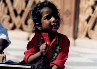 Rajasthan 2001, Jodhpur, musizierendes Mädchen unterm Meherangarh Fort