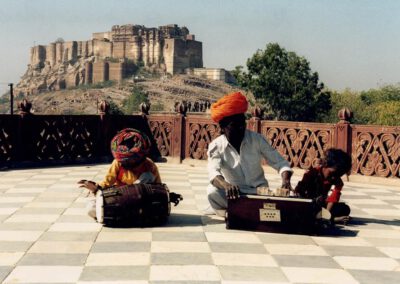 Rajasthan 2001, Jodhpur, Vater mit Kindern musiziert unterm Meherangarh Fort